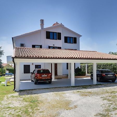 מדולין Villa Mutila מראה חיצוני תמונה